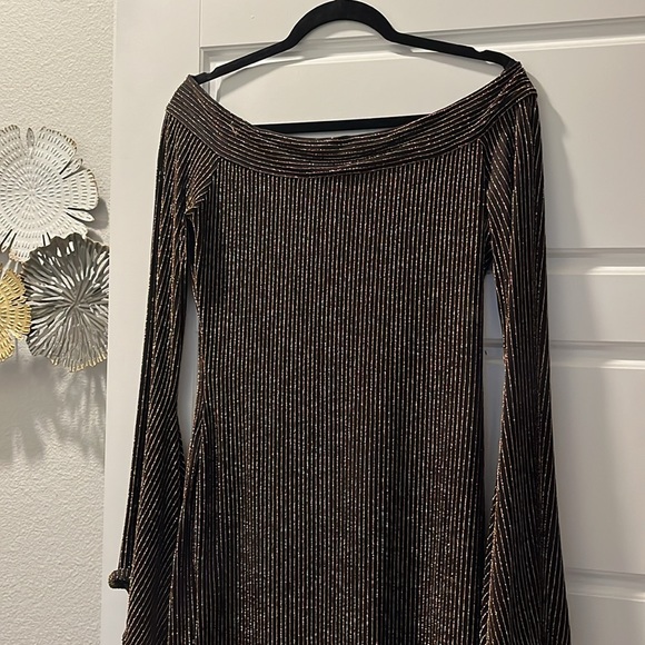 Women's Ellena Metallic Striped Off The Shoulder - Picture 3 of 8